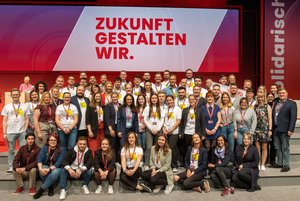 Gruppenfoto von DGB Jugend beim Bundeskongress 2022.